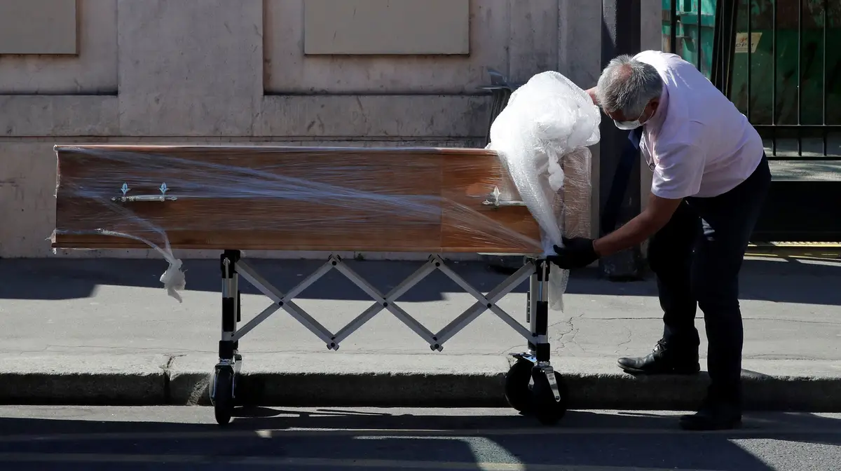 Um funcionário entrega um caixão num lar de idosos em Paris, França, onde já foram registadas 16 mortes e 81 infetados pelo novo coronavírus.