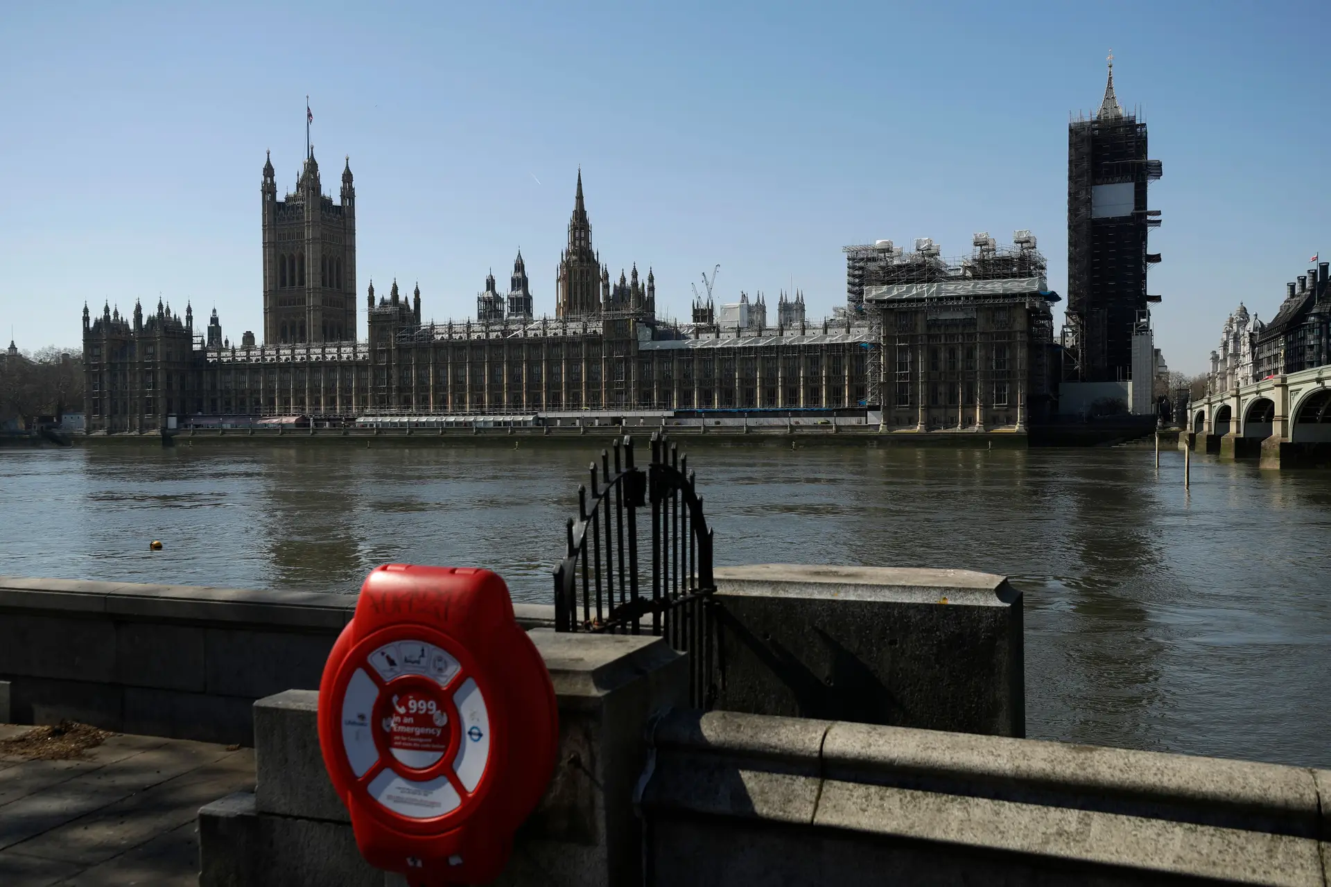 Hospitais públicos britânicos enfrentam tsunami de casos graves de Covid-19