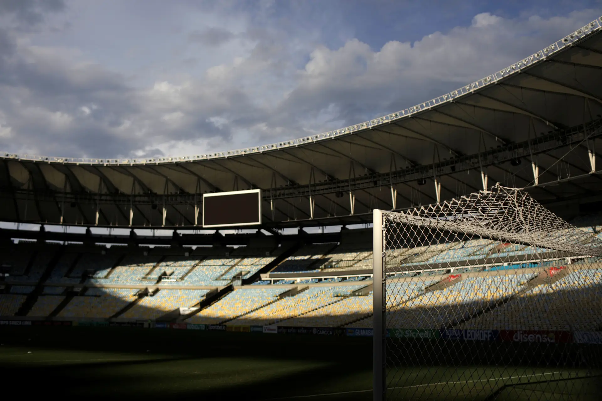 Estádio do Maracanã transforma-se em hospital de campanha para tratar doentes com Covid-19