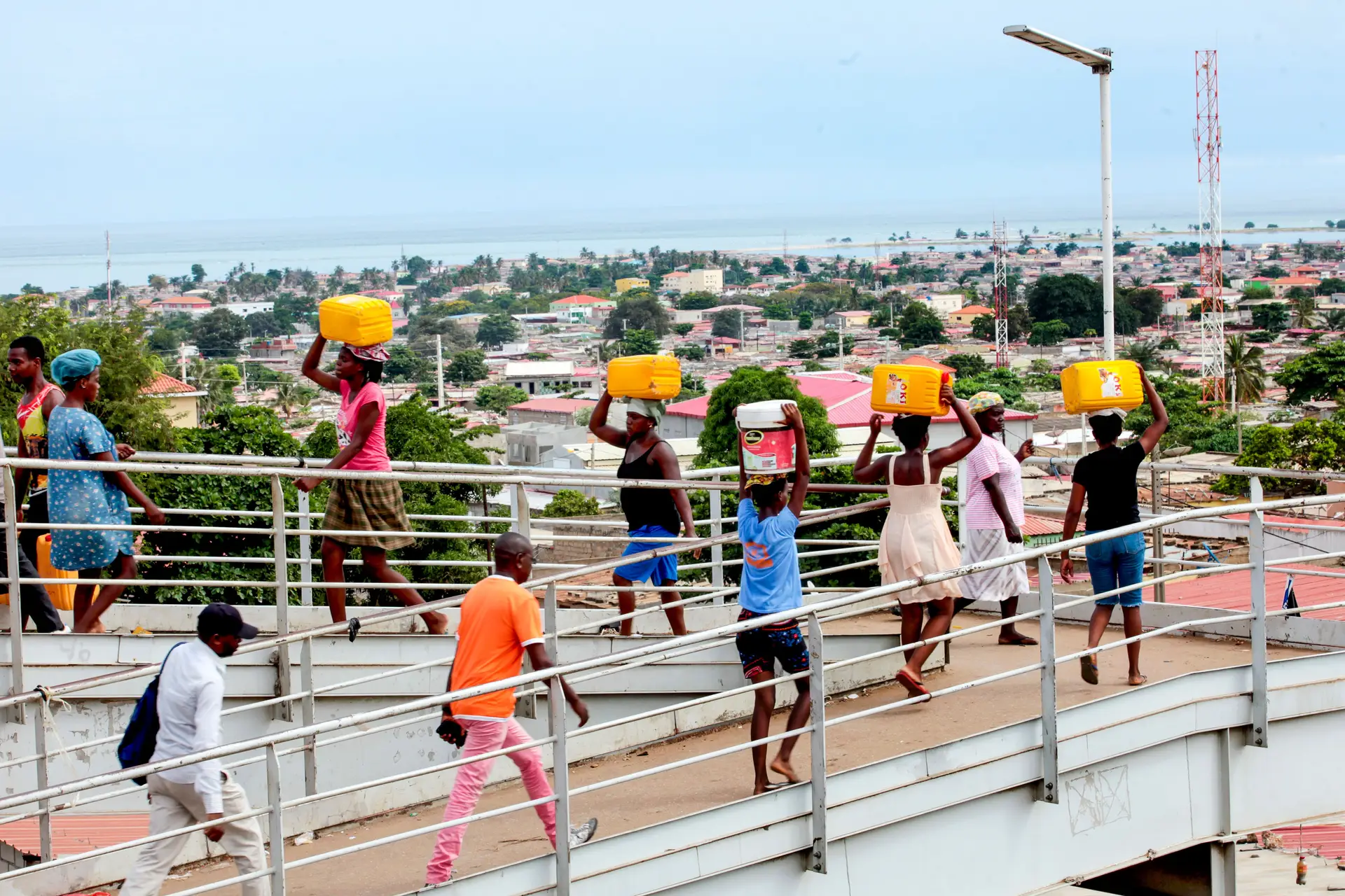 Estado de emergência em Angola determina apenas venda de produtos alimentares e de higiene