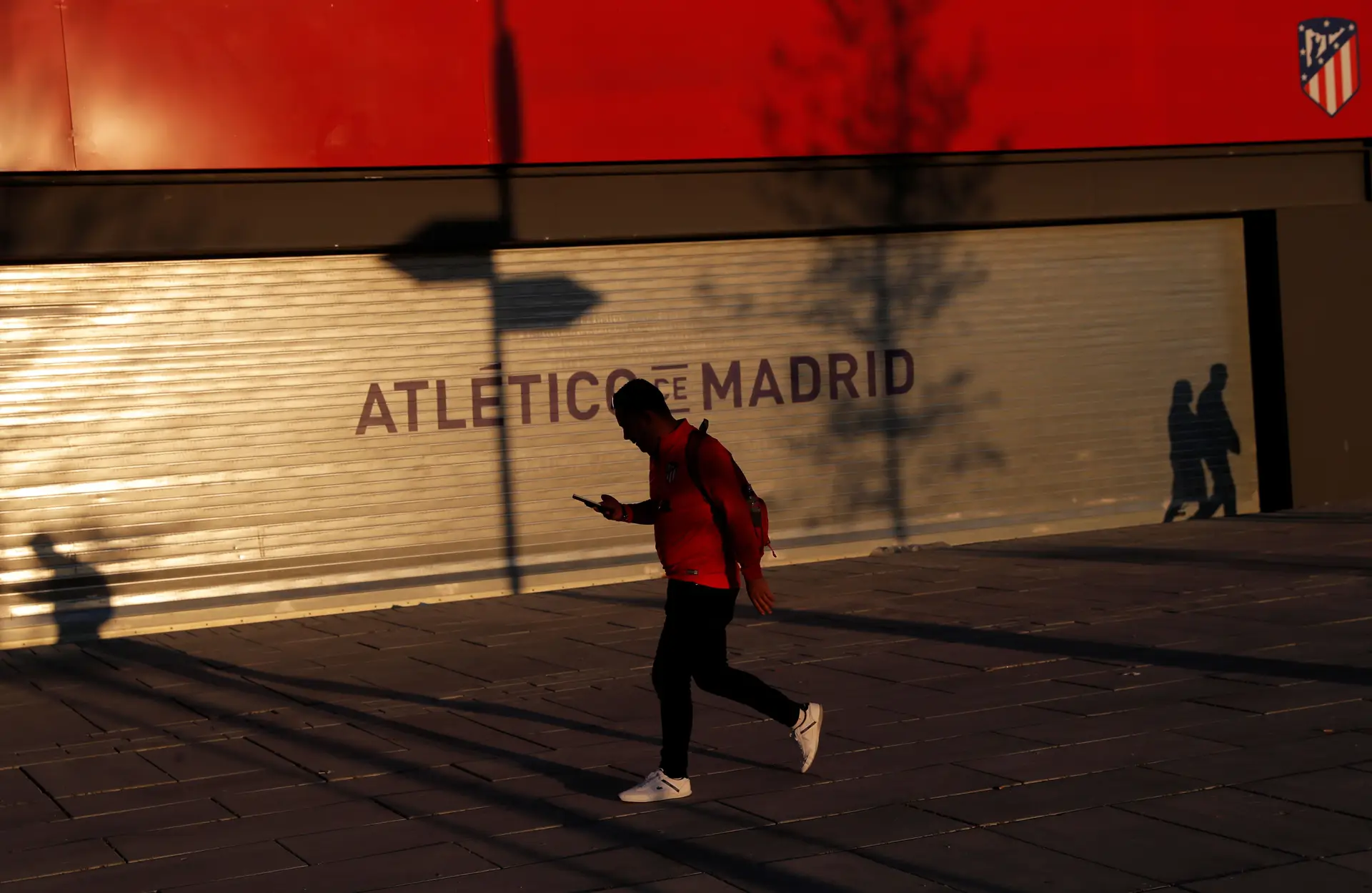 Atlético de Madrid vai reduzir salários de jogadores e funcionários na sequência da pandemia de Covid-19