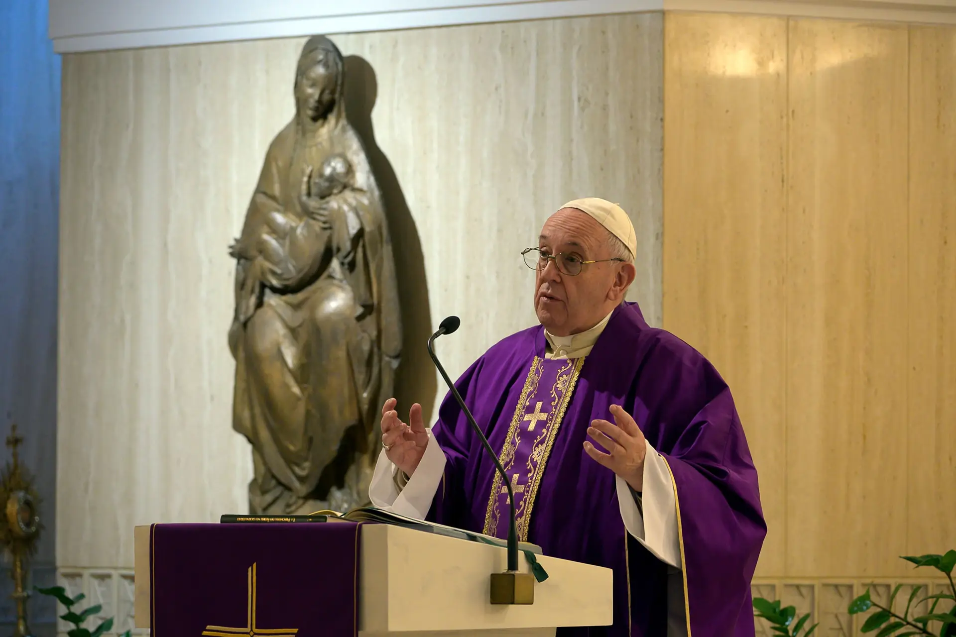 Vaticano garante que Papa não está infetado com o coronavírus
