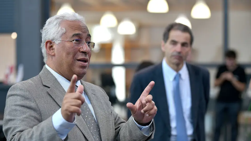 O primeiro-ministro, António Costa, acompanhado pelo ministro da Ciência, Tecnologia e Ensino Superior, Manuel Heitor, a 27 de março de 2020.