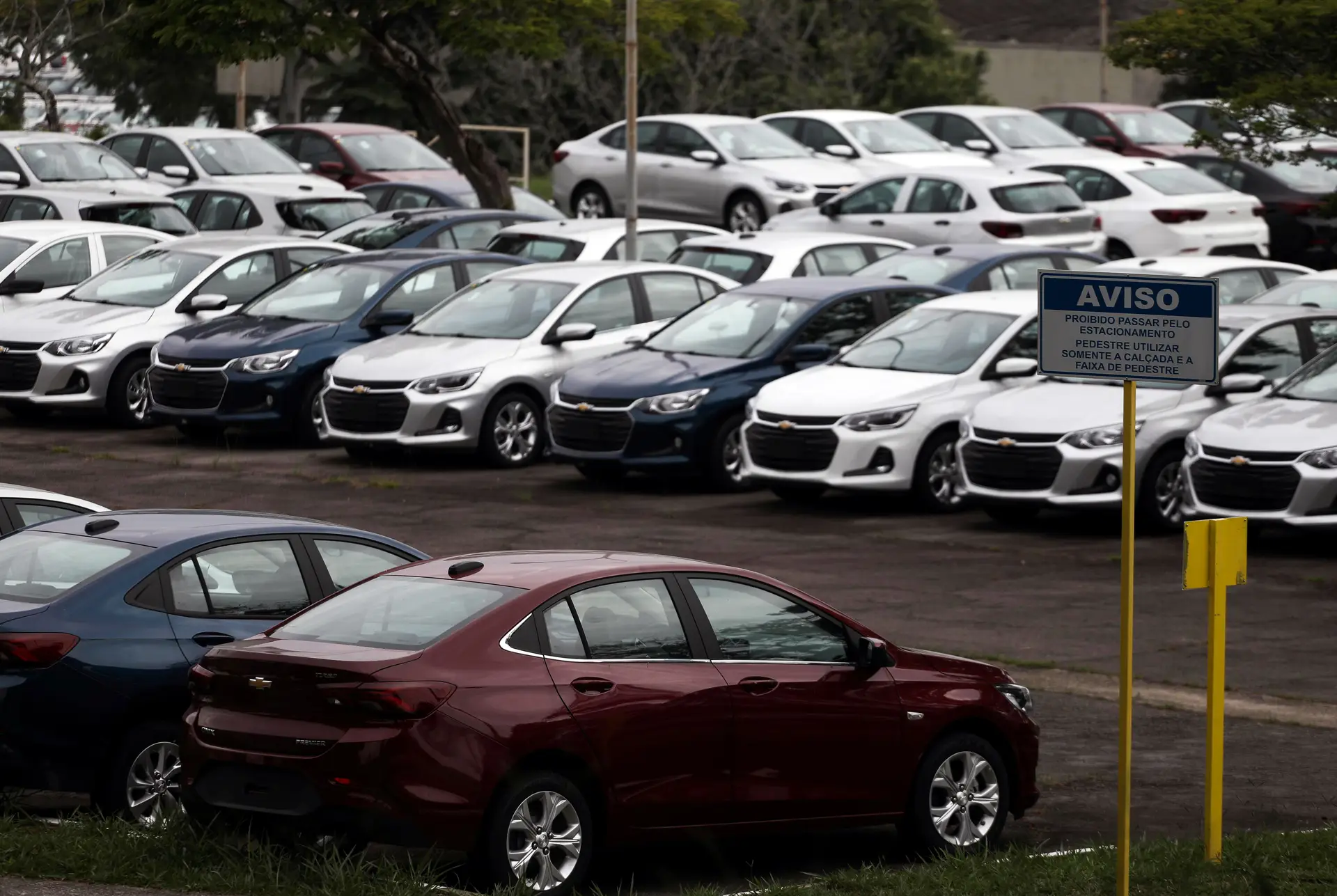 Trump apela a fabricantes de automóveis para produzirem ventiladores