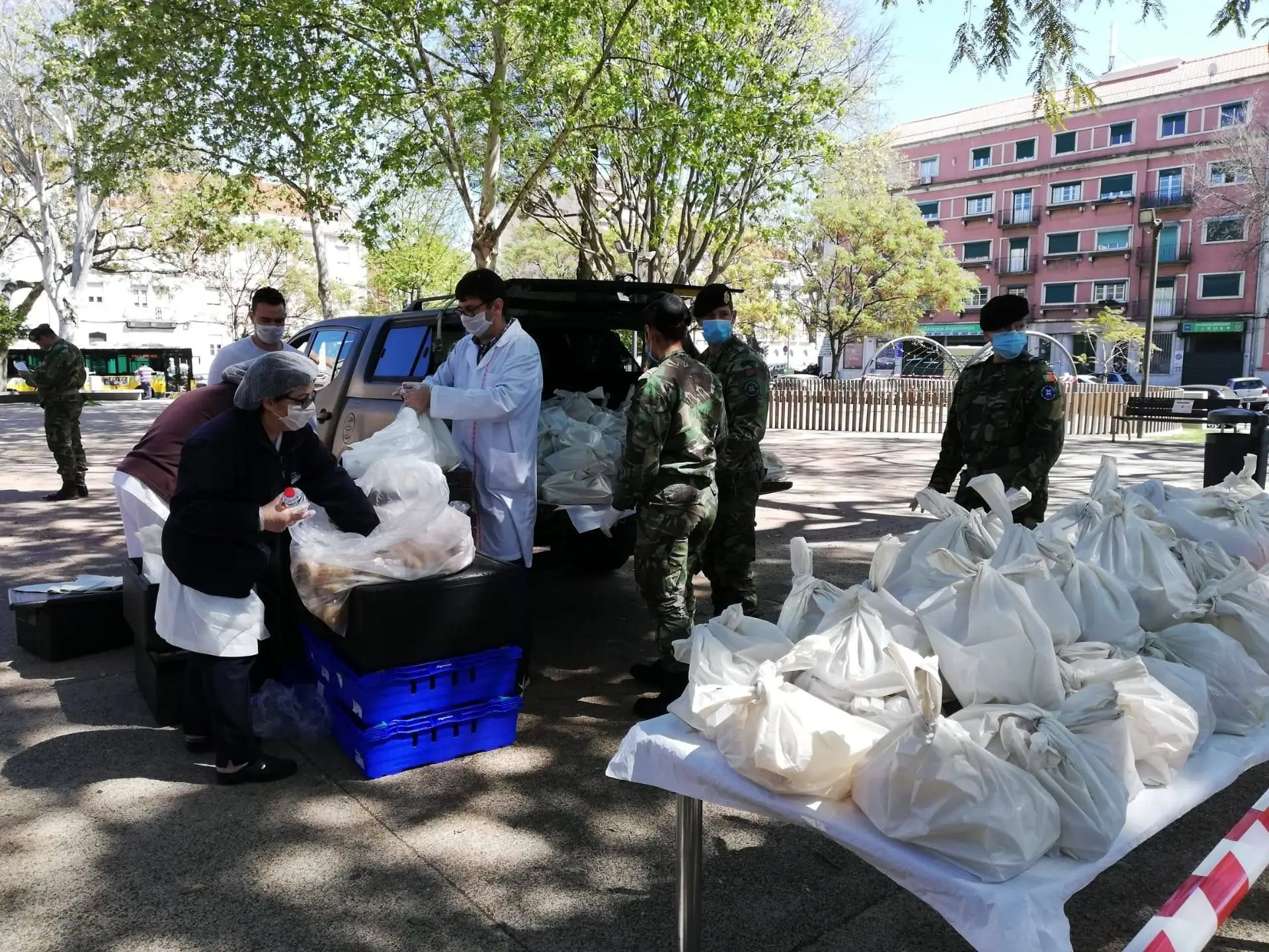 Marinha e Exército distribuem refeições aos sem-abrigo em Lisboa 