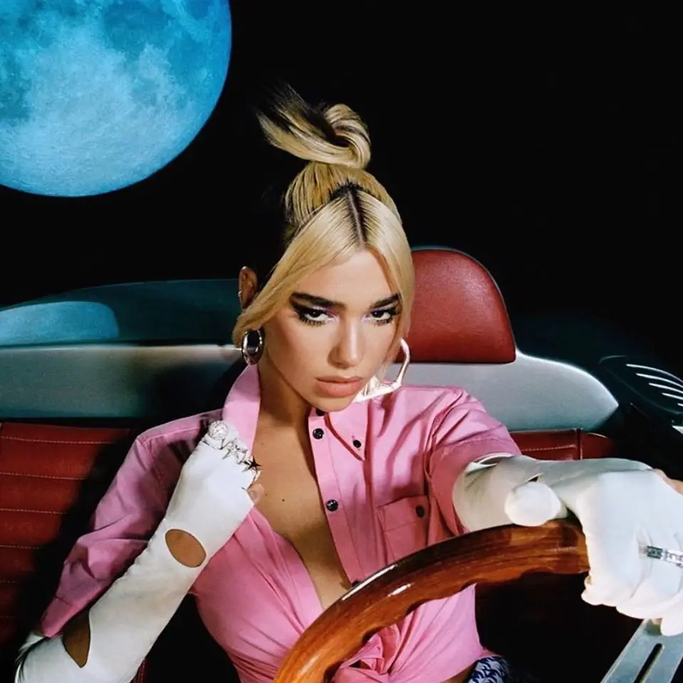 Dua Lipa lança disco novo antes do previsto para "fazer os fãs sorrir"