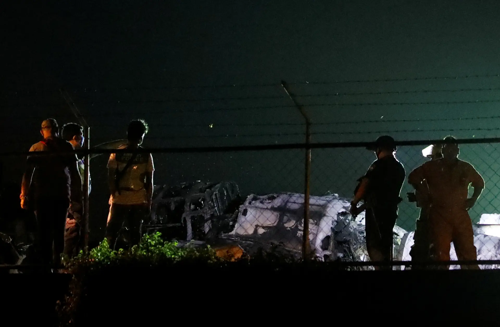 Avião de transporte humanitário incendeia-se nas Filipinas, pelo menos 8 mortos