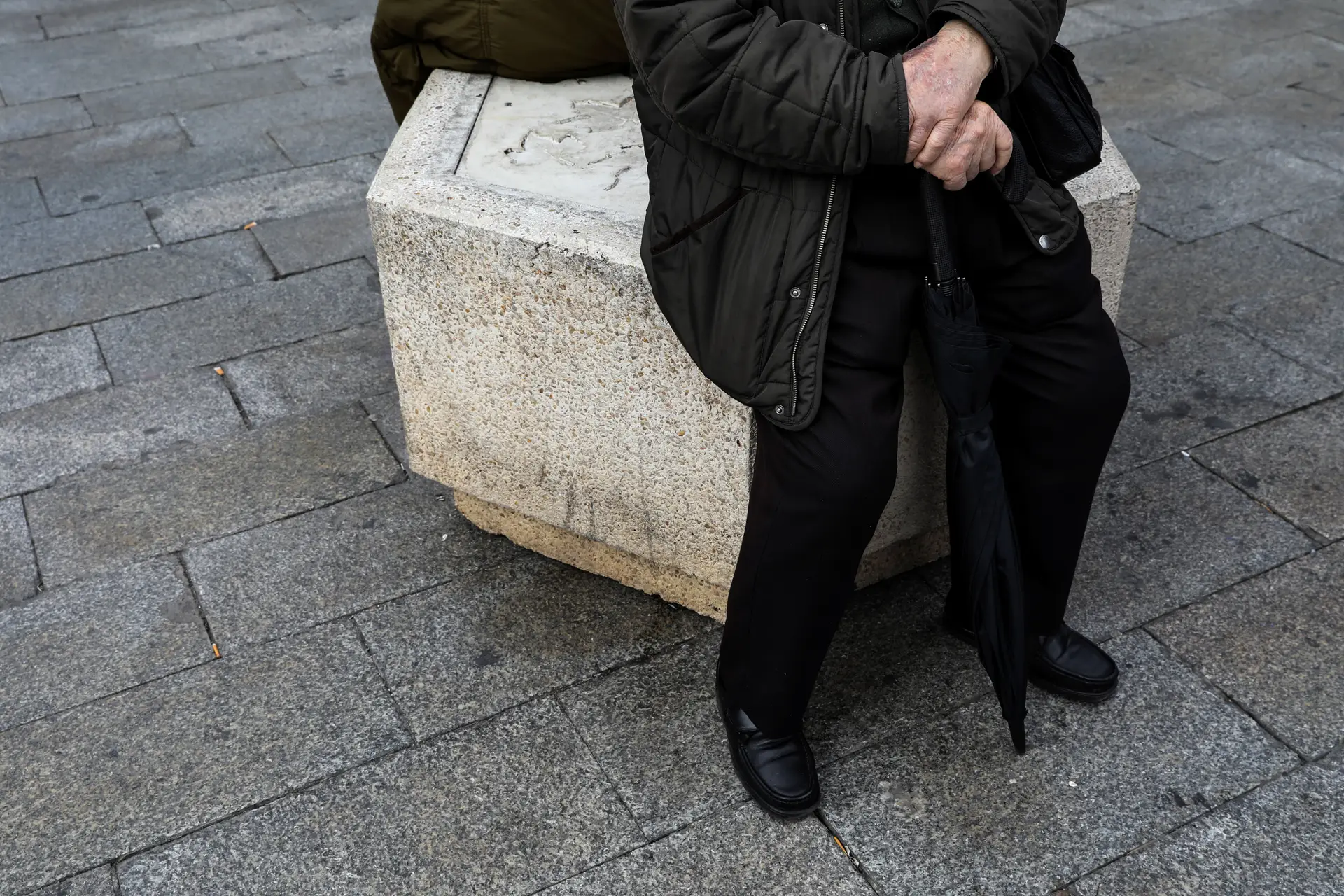 França oferece títulos de transporte gratuitos para levar idosos a vacinarem-se contra a covid-19