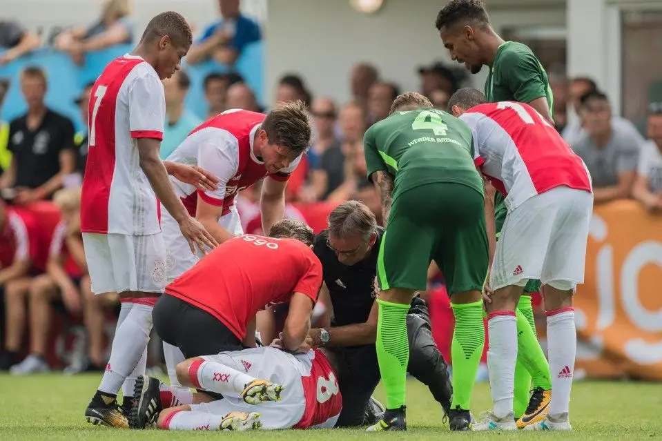 Ajax não renova com jogador que teve ataque cardíaco, mas vai ajudá-lo