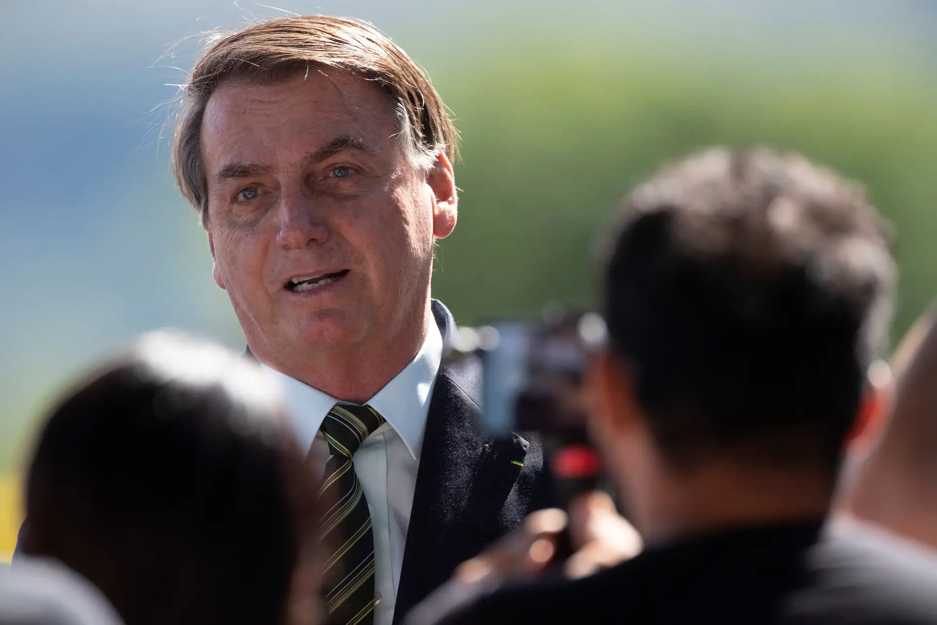 Facebook e Instagram excluem vídeo de Bolsonaro a desafiar o isolamento