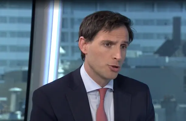 Wopke Hoekstra entrevistado na estação holandesa RTL Z