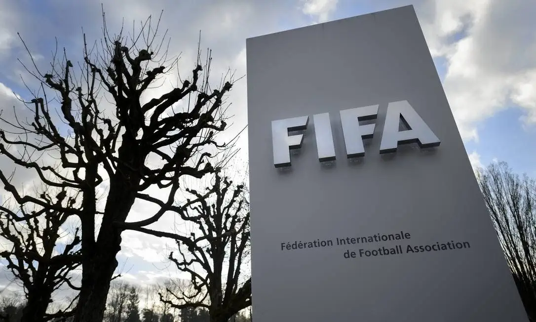 FIFA pode obrigar jogadores em final de contrato a ficar nos clubes até ao último jogo da época