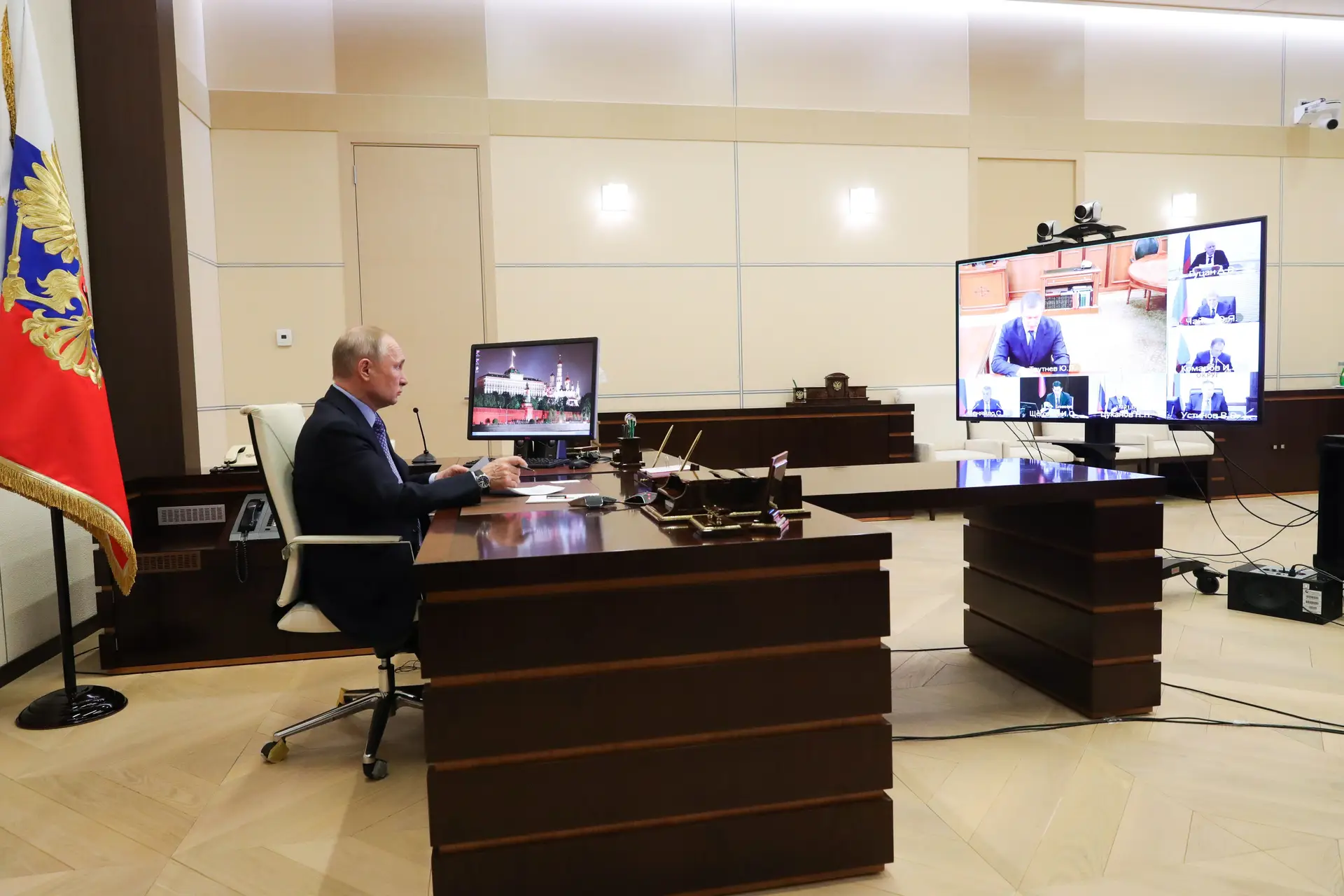 Covid-19: Vladimir Putin em teletrabalho