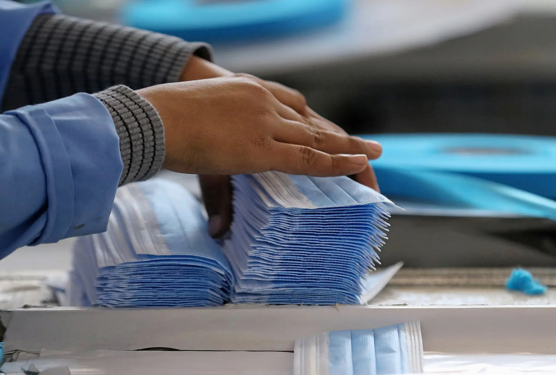 Faculdade de Ciências e Tecnologia produz máscaras e gel desinfetante