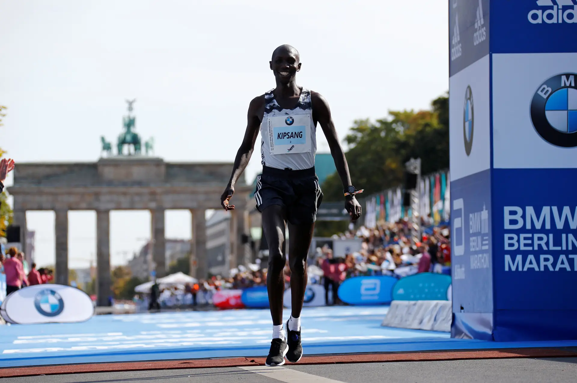 Ex-recordista da maratona detido por desrespeitar recolher obrigatório no Quénia