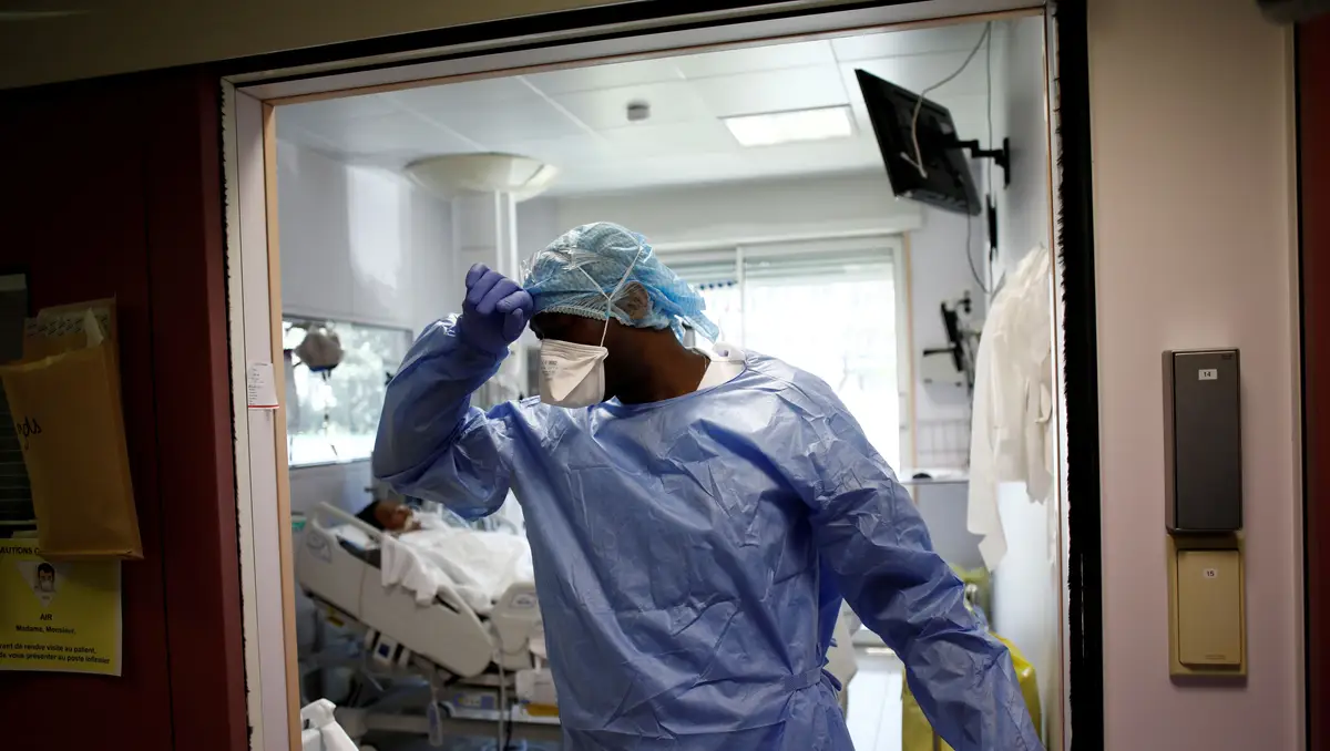Um profissional de saúde na Unidade de Cuidados Intensivos de uma clínica nos arredores de Paris, em França.