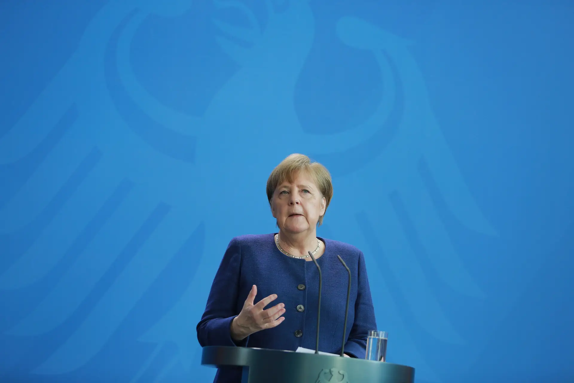 Merkel diz que UE enfrenta "o maior teste" da sua história