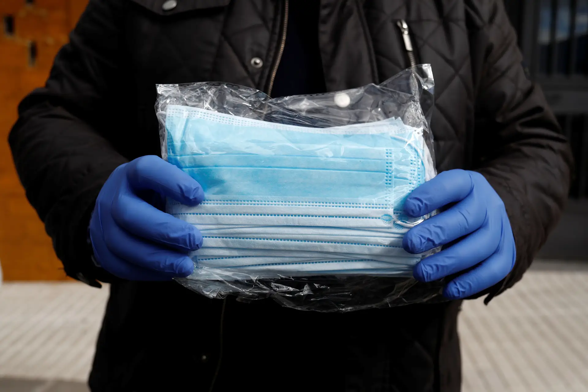 Madrid distribuiu 64,3 milhões de máscaras e luvas pelas comunidades autónomas