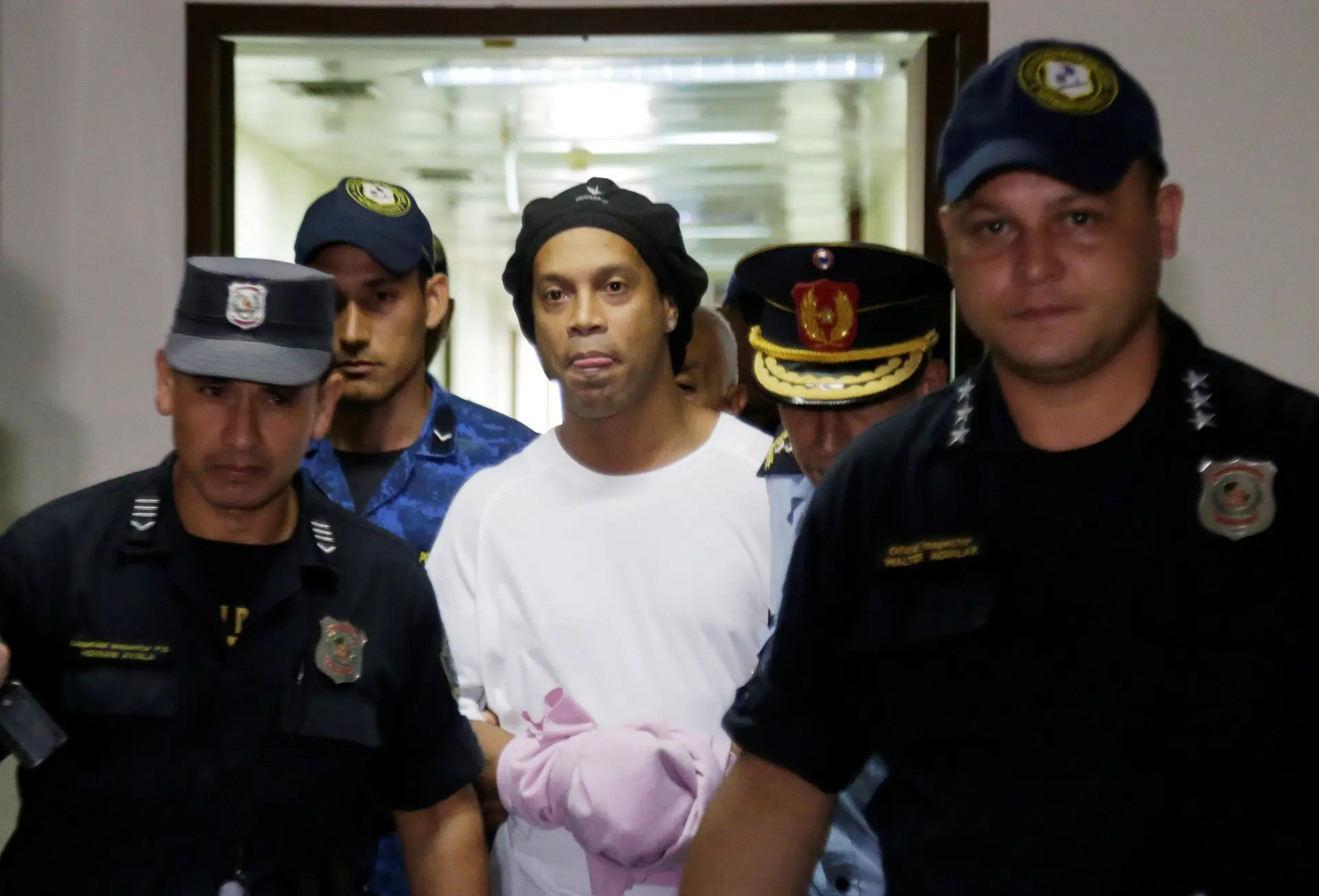 Ronaldinho completou um mês de prisão no Paraguai