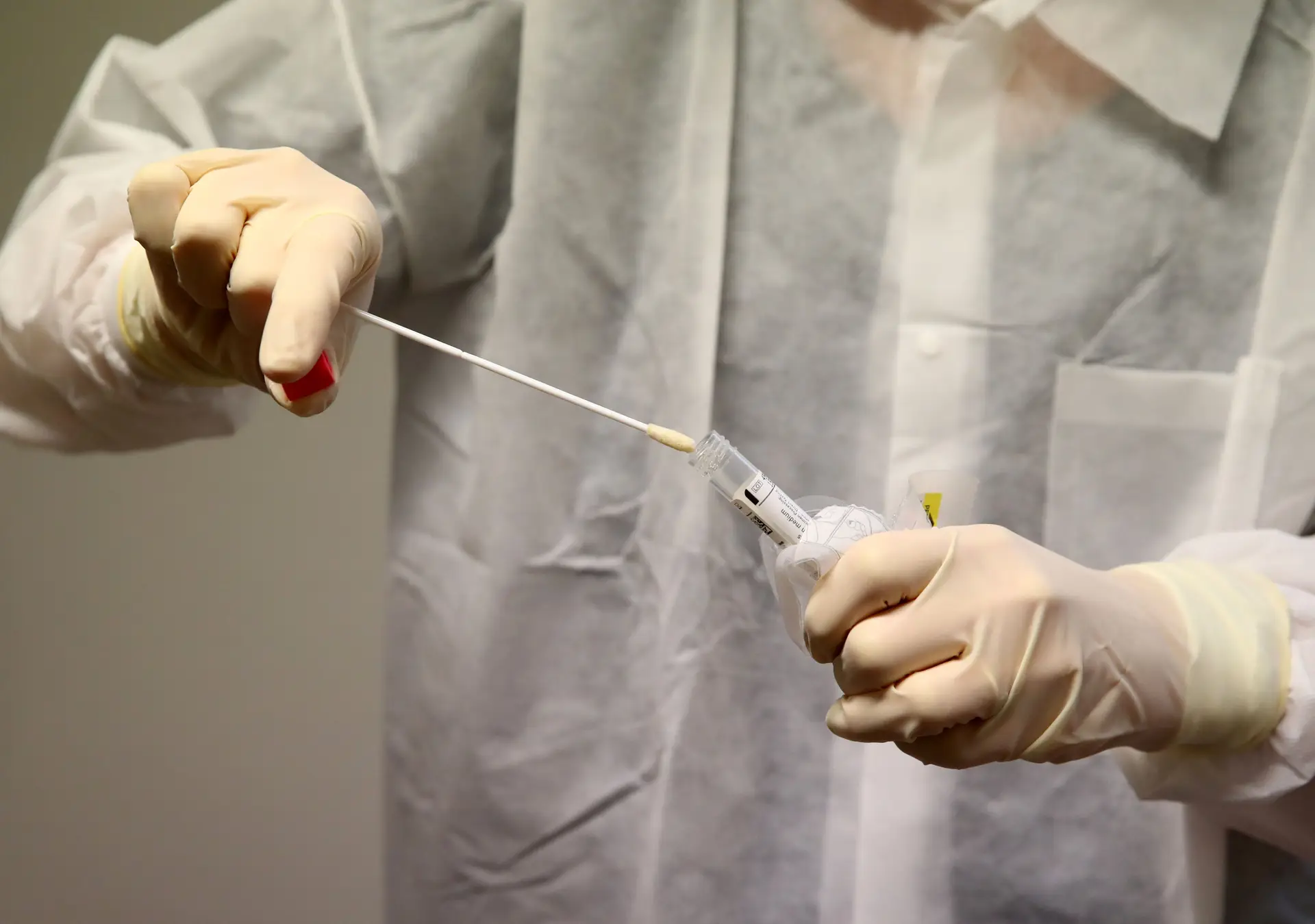 Portugal inicia produção industrial de zaragatoas para testes clínicos para a Covid-19