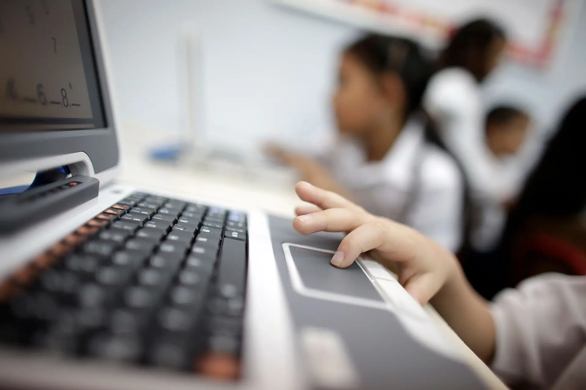 Maioria dos alunos não consegue usar computador de forma autónoma