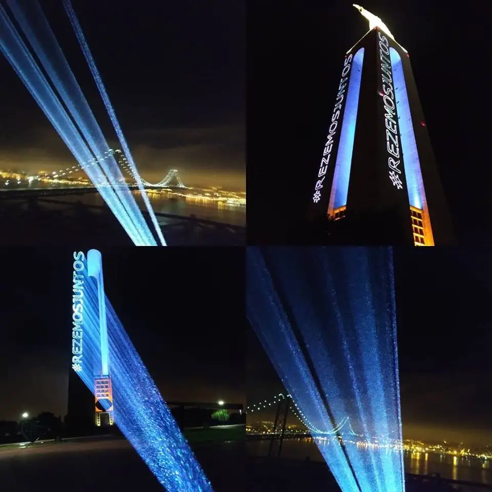 Cristo Rei iluminado com mensagens inspiradoras