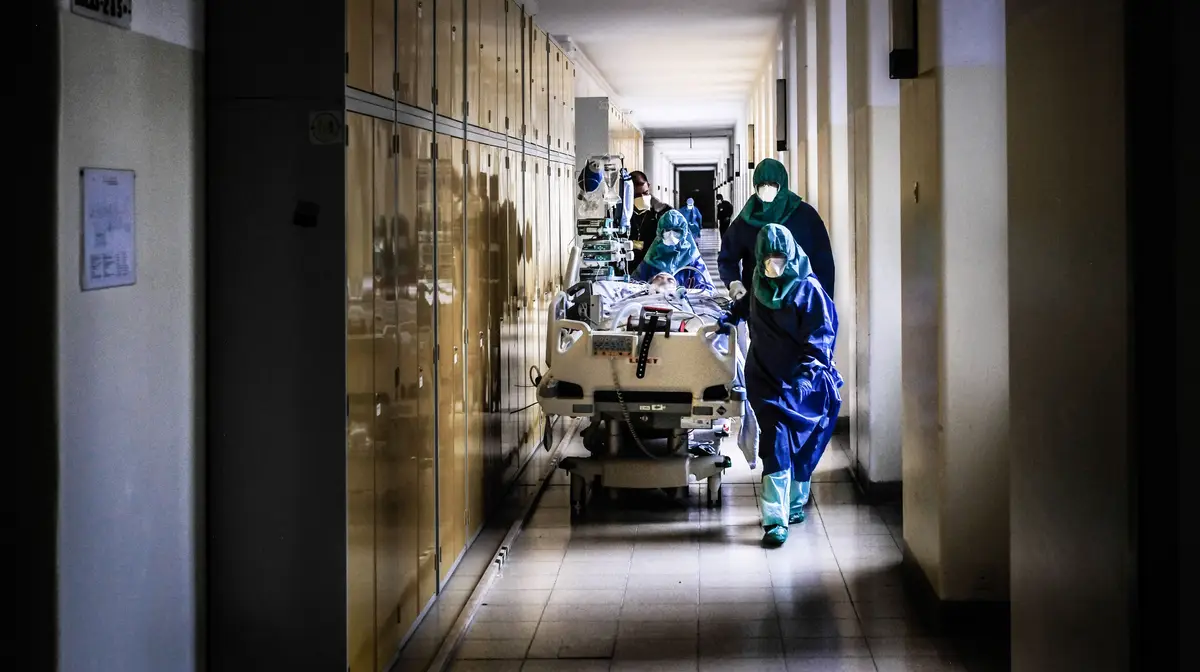 Enfermeiros encaminham um doente para a Unidade de cuidados intensivos dos doentes com Covid-19 no Hospital de Santa Maria, em Lisboa. [06-04-2020]