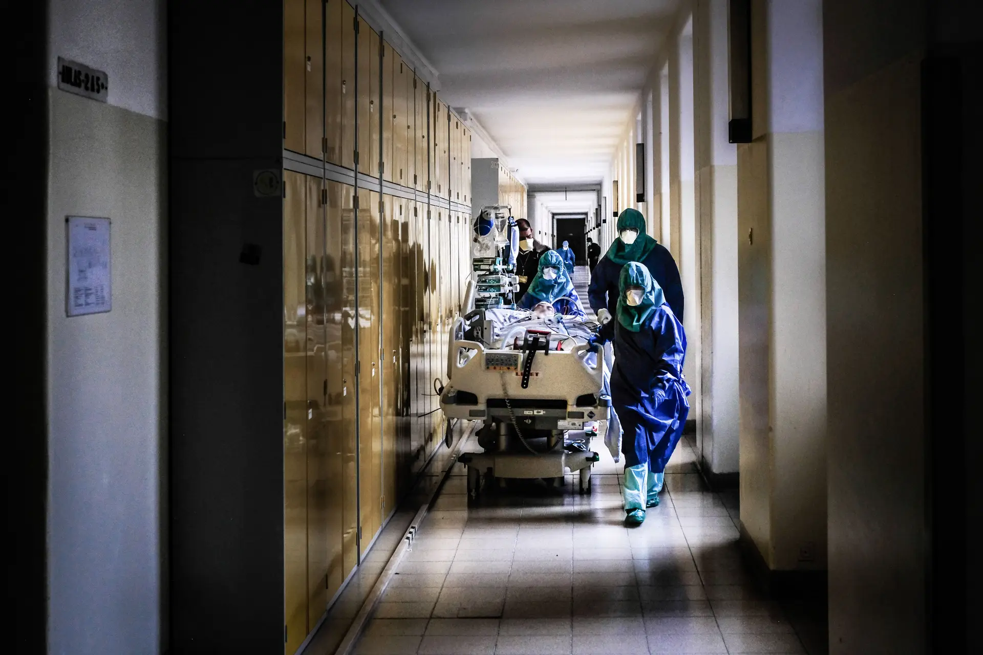 Enfermeiros encaminham um doente para a Unidade de cuidados intensivos dos doentes com Covid-19 no Hospital de Santa Maria, em Lisboa. [06-04-2020]
