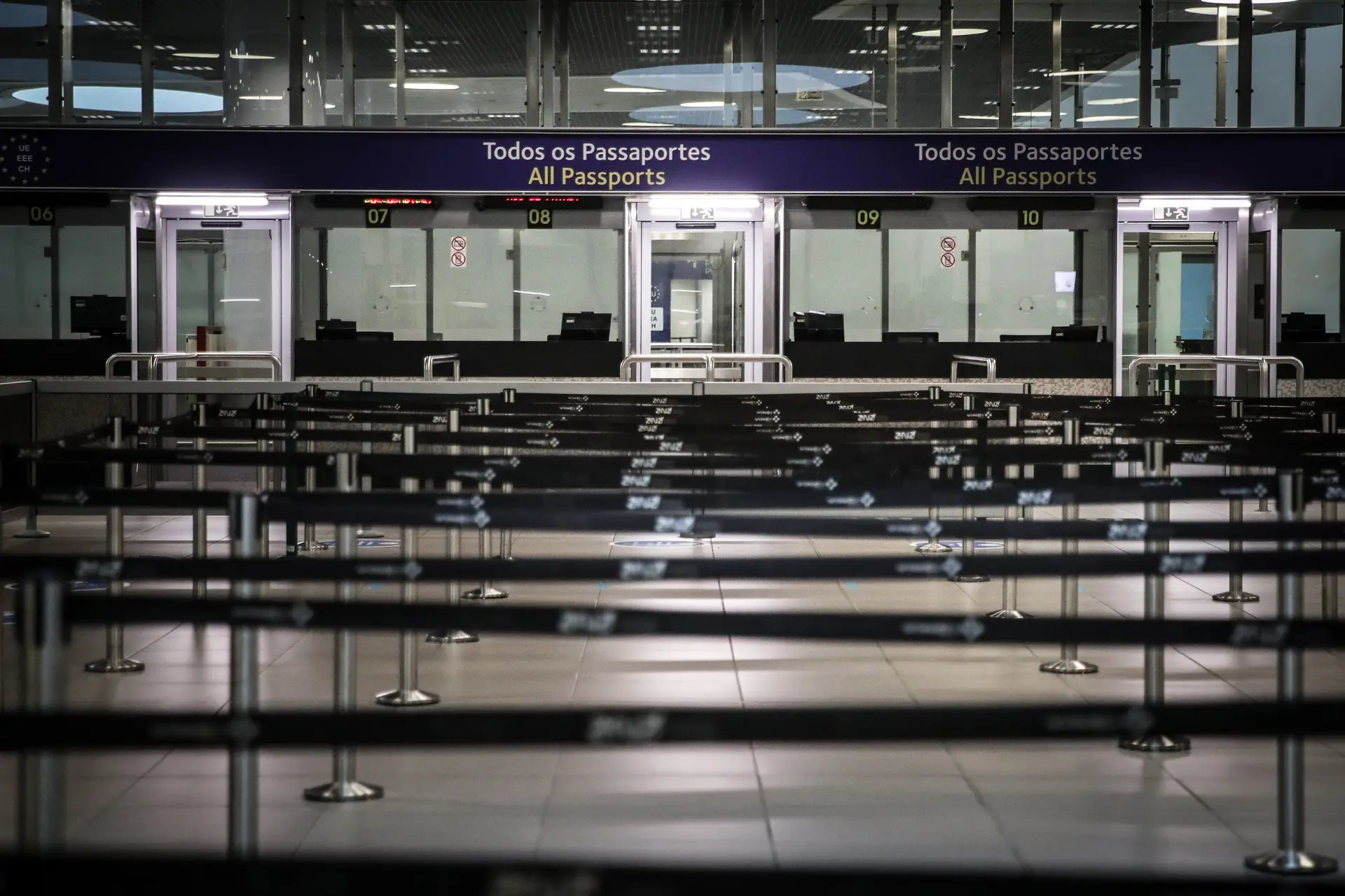 O Aeroporto Humberto Delgado, em Lisboa, completamente vazio.