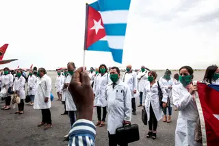 Mais de 250 médicos cubanos chegaram a Angola para reforço no combate à pandemia