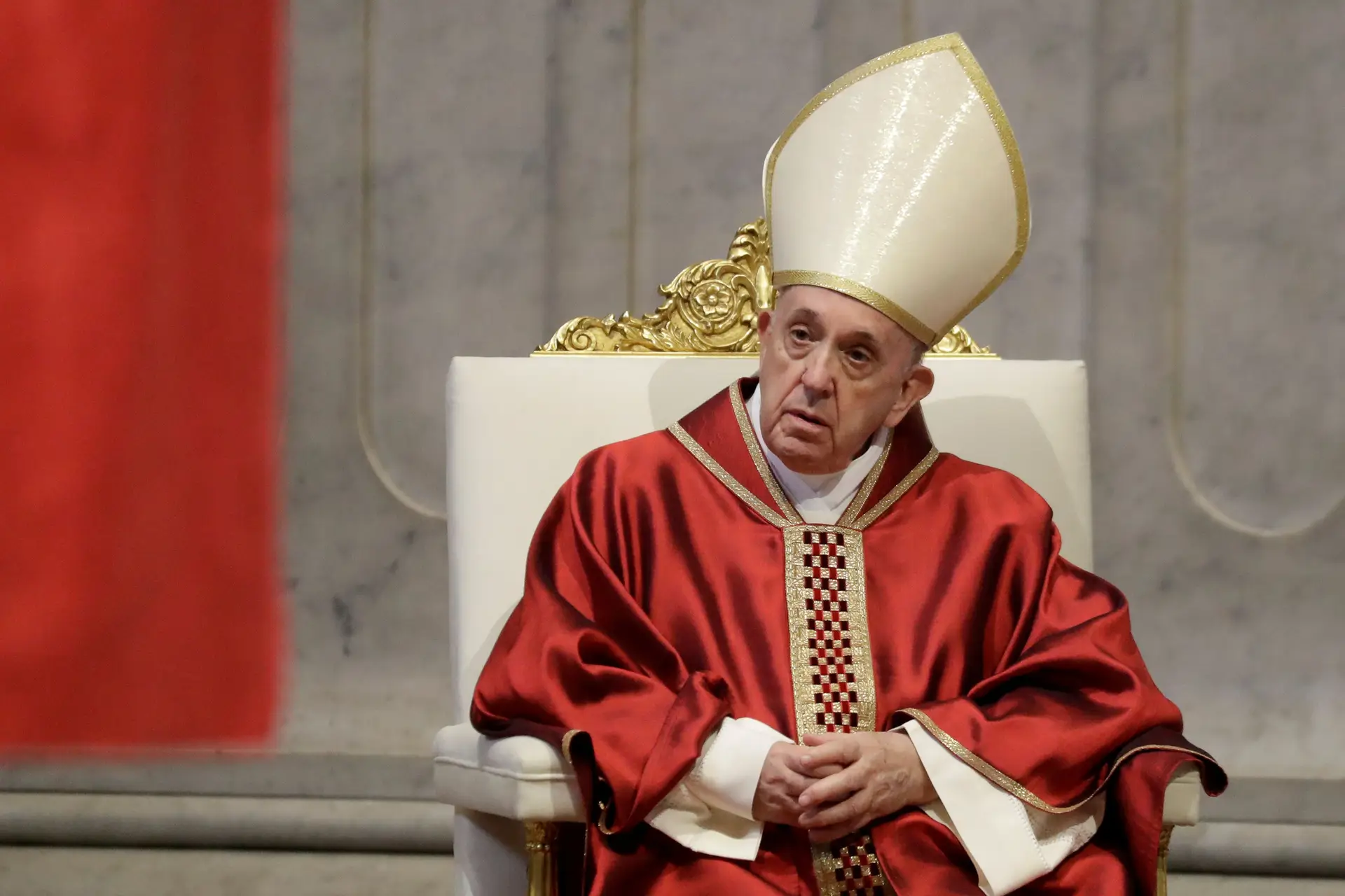 Papa diz que cuidadores que morreram são "soldados que deram a vida por amor"