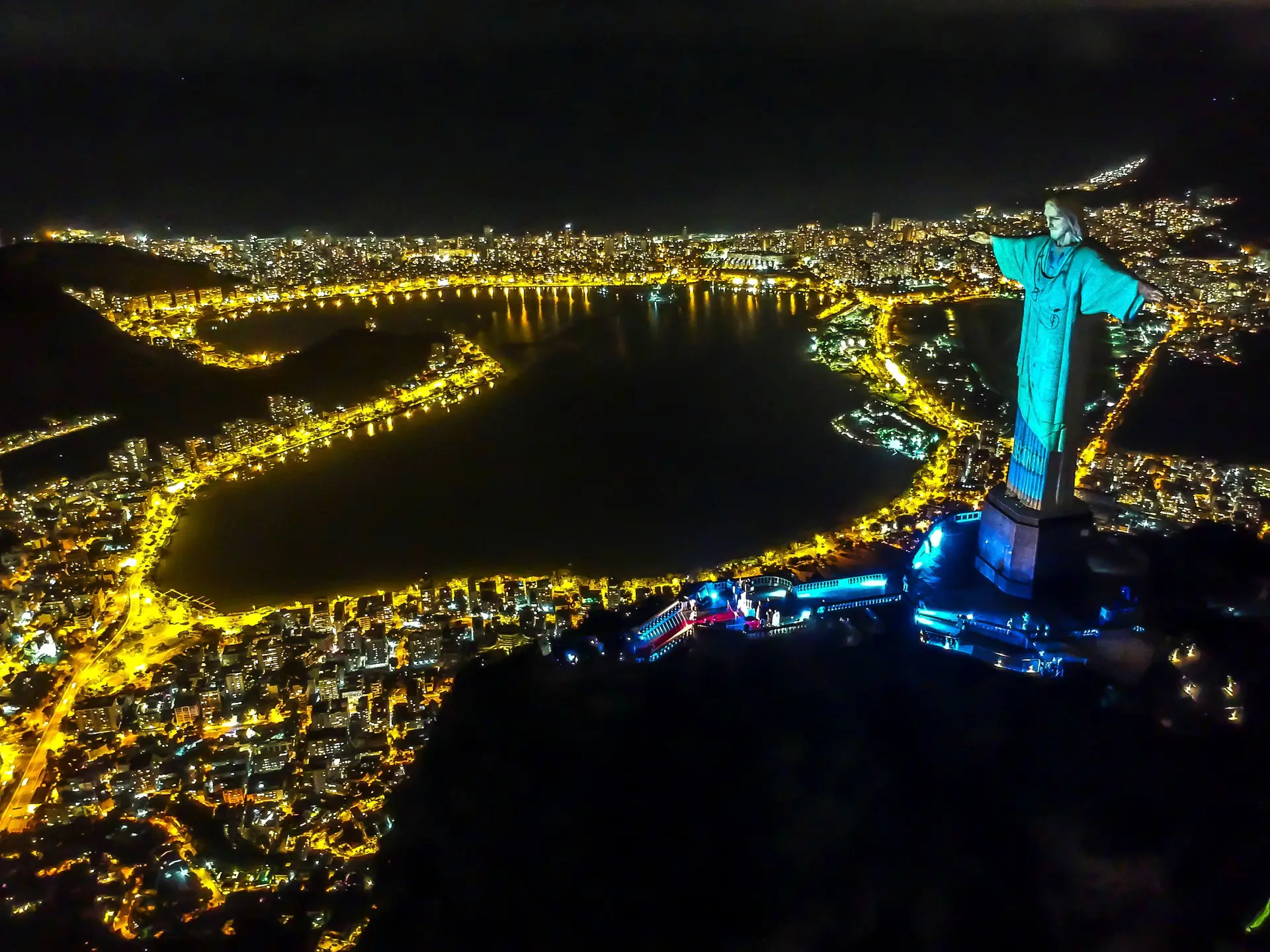 Brasil homenageia profissionais de saúde no Cristo Redentor