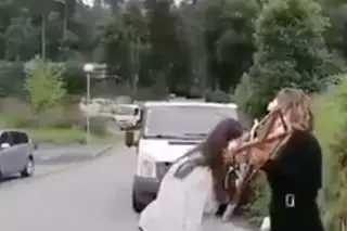 Fiéis quebram regras de proteção e beijam cruz em Barcelos