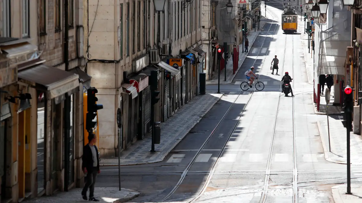 A baixa de Lisboa praticamente sem trânsito.