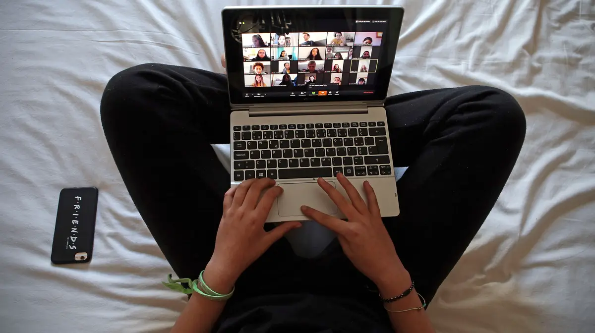 Aluno durante uma aula online.