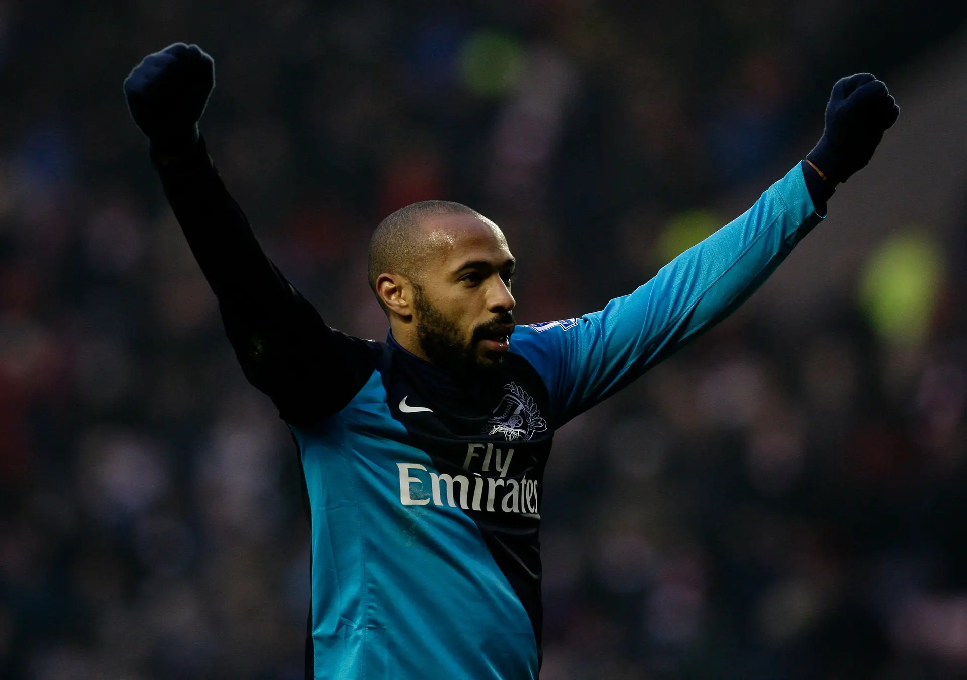 Covid-19: Camisola de Thierry Henry rende 18 mil euros ao serviço britânico de saúde