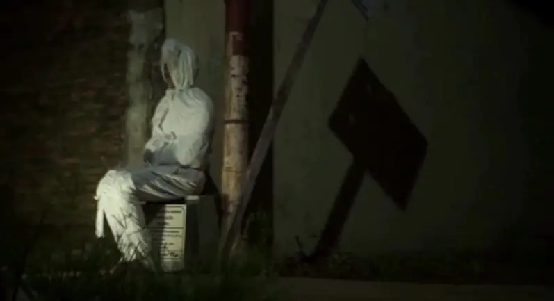 "Fantasmas" invadem vila indonésia para obrigar pessoas a ficarem em casa