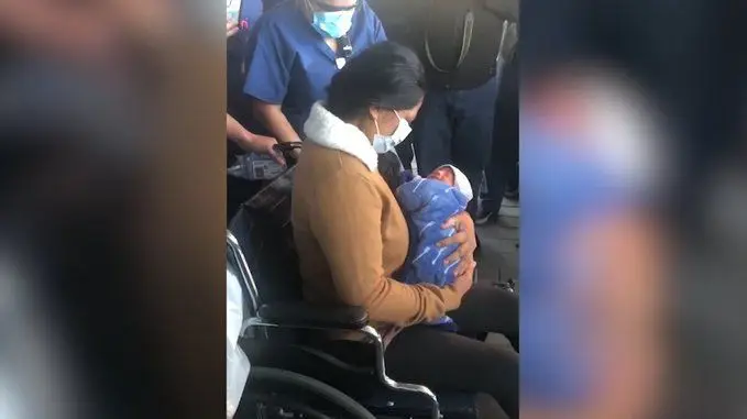 Mãe com Covid-19 que deu à luz em coma vê o filho pela primeira vez