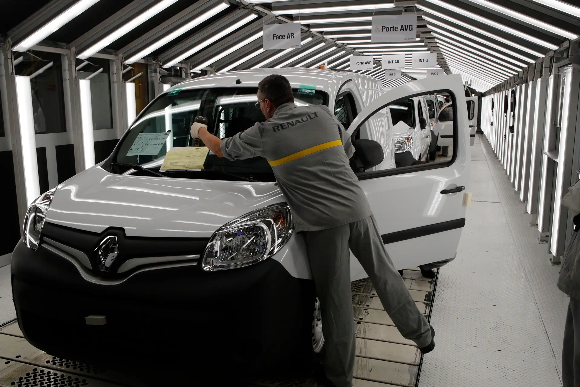 Queda de 55% na compra e venda de carros na Europa