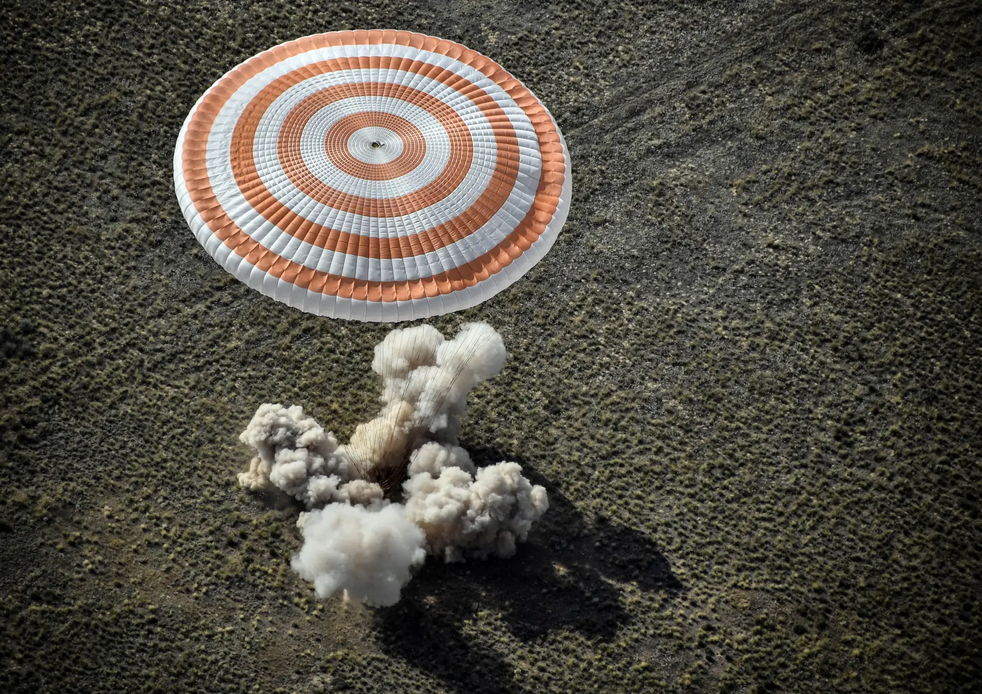 Tripulação da Estação Espacial Internacional em Terra após missão de mais de 200 dias