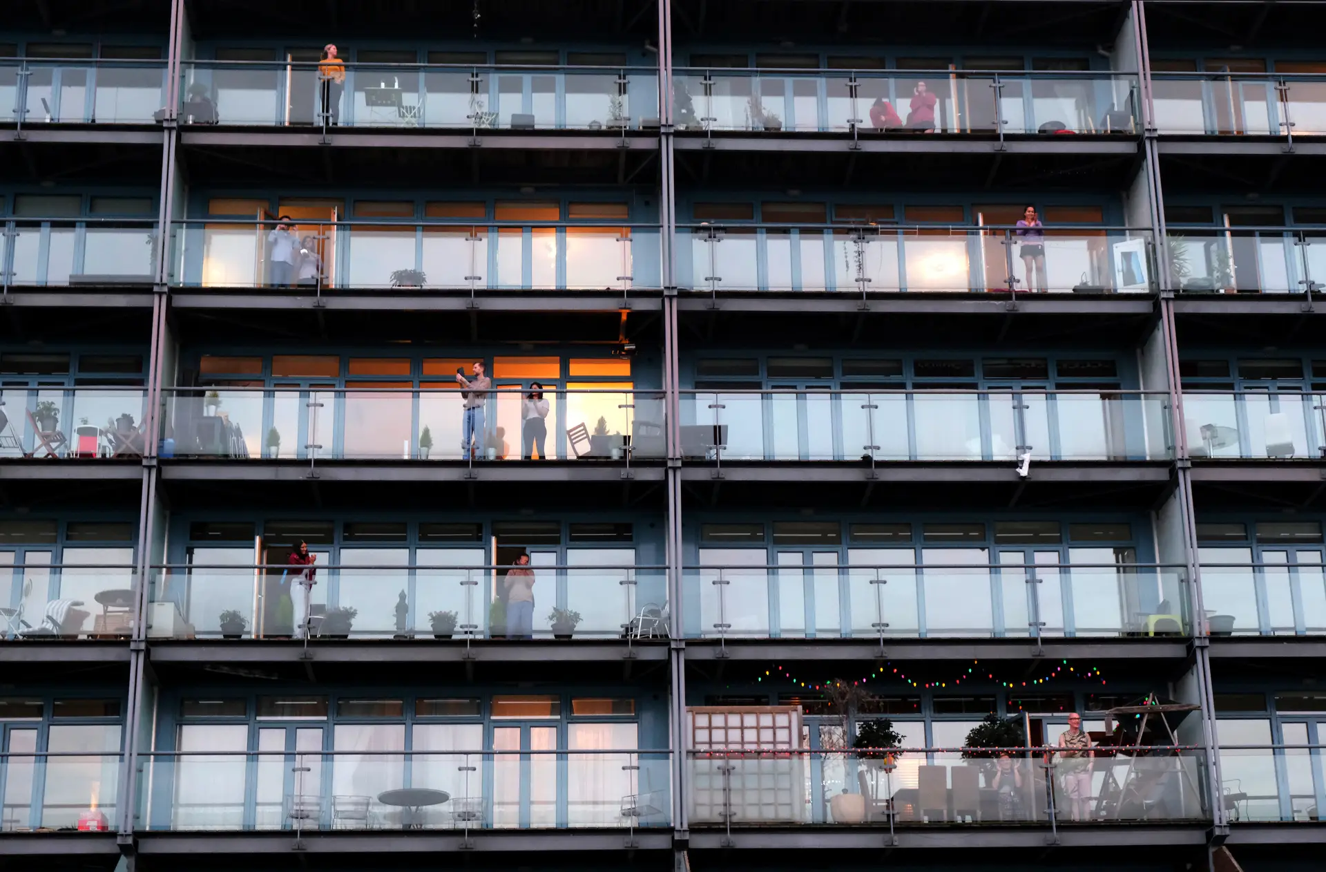 Seis em cada 10 pessoas no mundo estão confinadas em casa