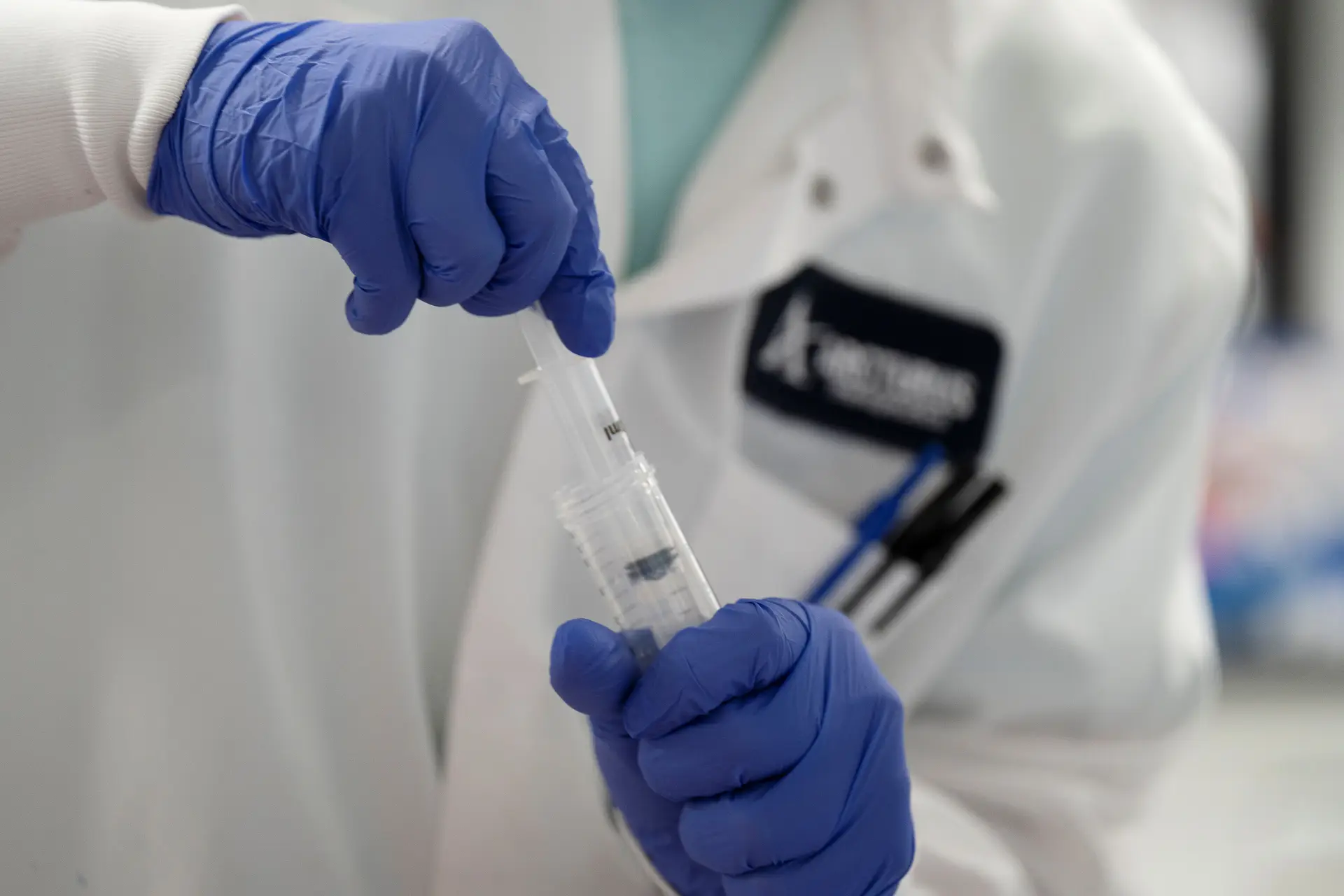 Universidade de Oxford anuncia resultado eficaz de vacina contra a Covid-19 em macacos