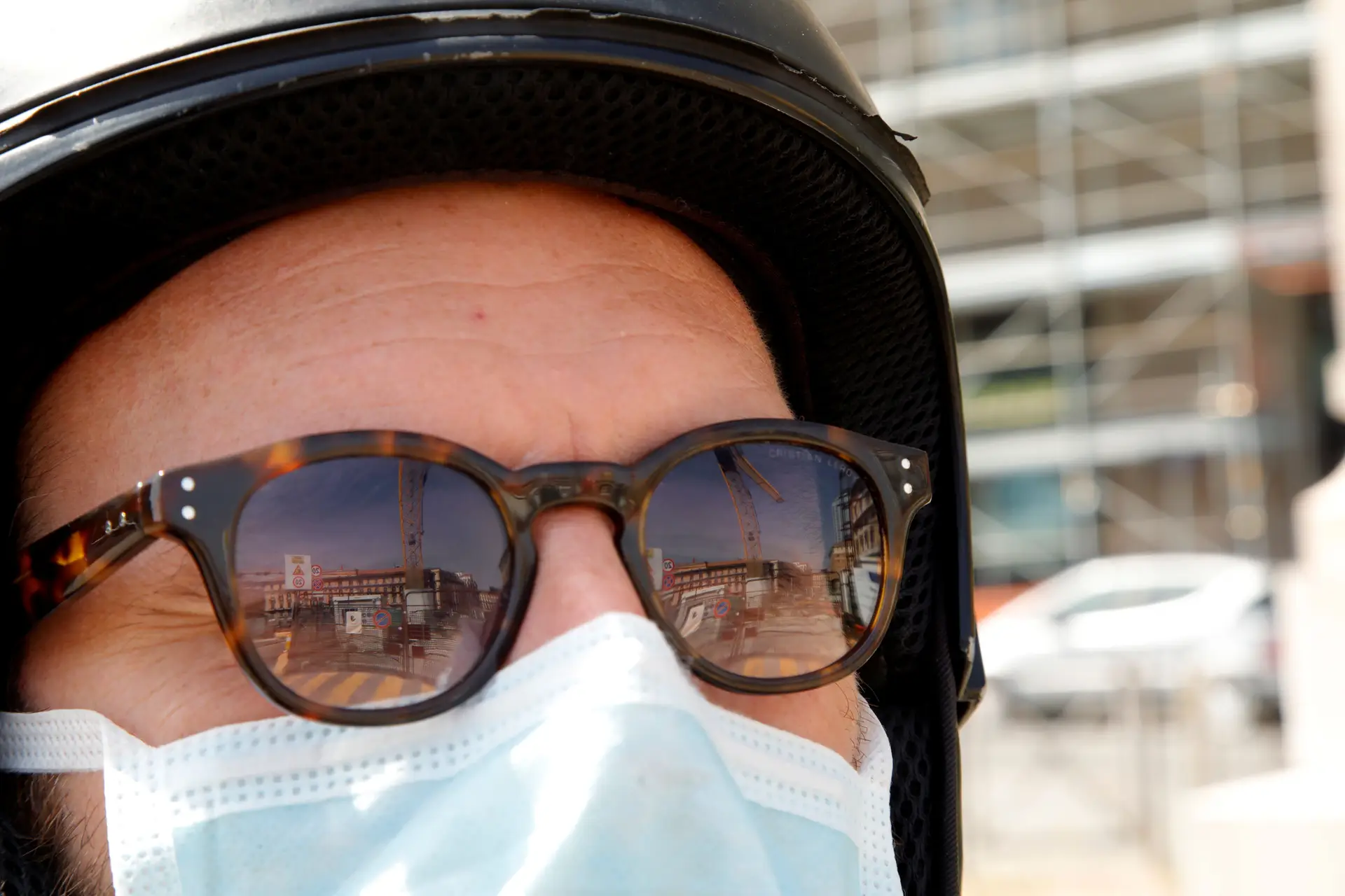 Profissionais em contacto com o público são obrigados a usar máscara na Madeira