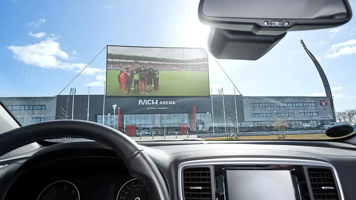 Estádios sem adeptos. Futebol drive-in pode ser a solução