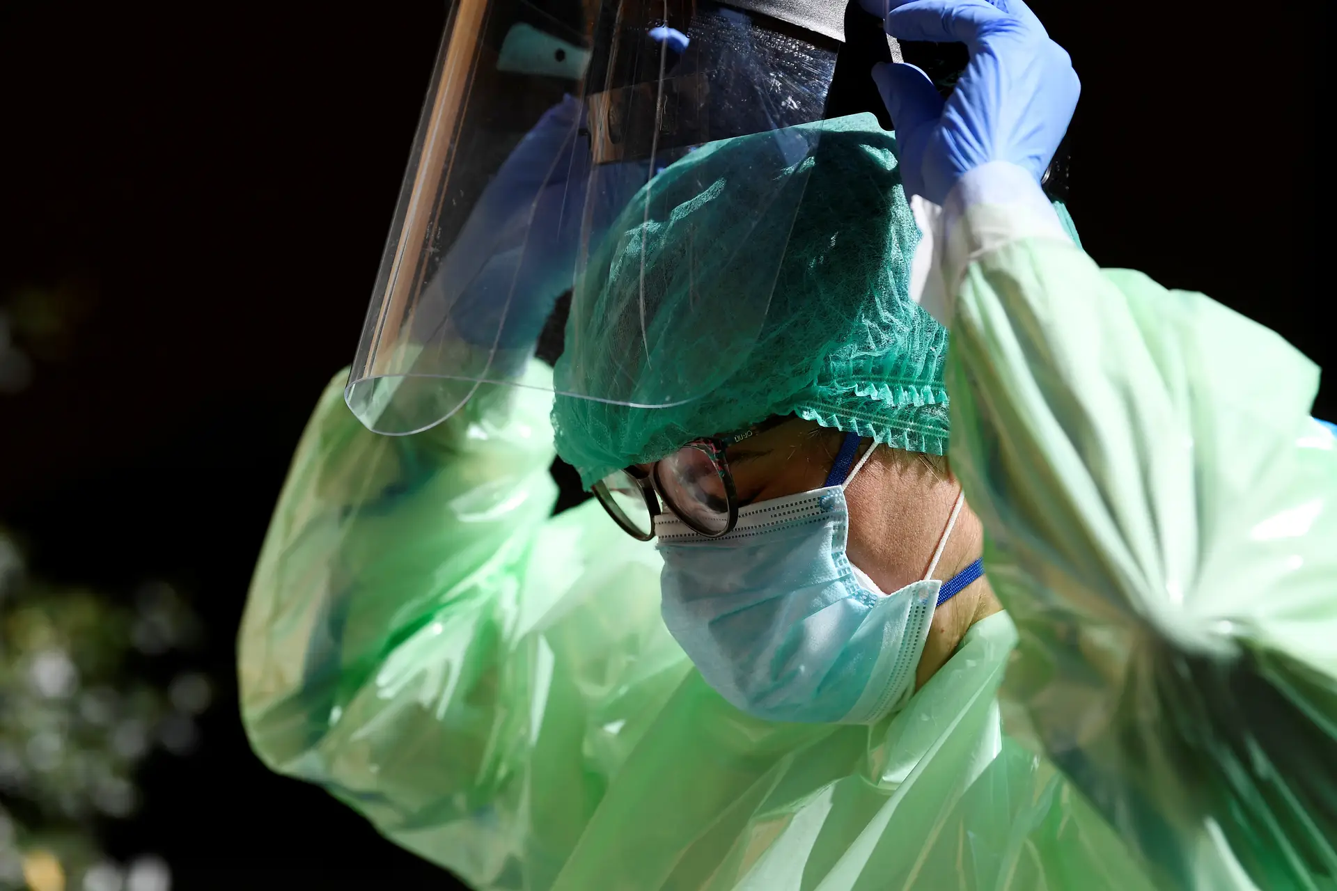 Médicos alertam para risco do desconfinamento na infeção entre profissionais de saúde