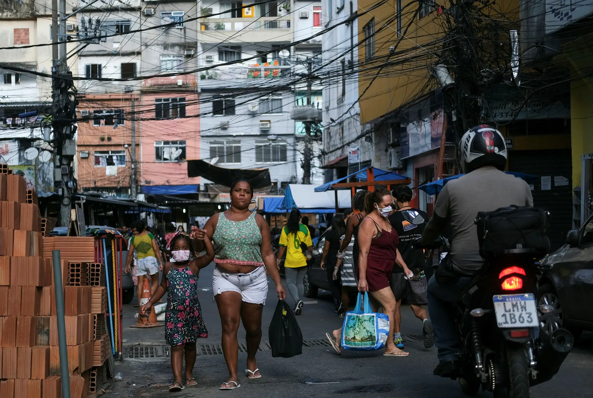 Novo recorde diário no Brasil com 407 mortos e 3.735 novos casos de covid-19