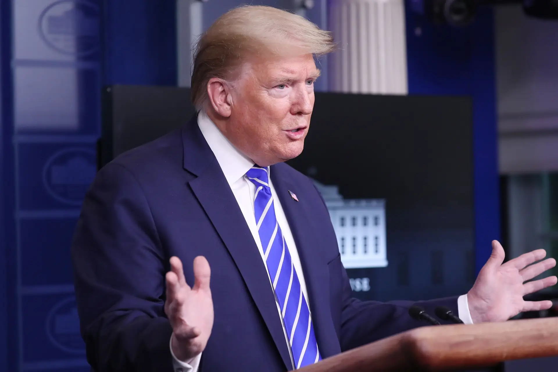 Trump diz que sugestão de uso de desinfetantes para tratar a Covid-19 foi "sarcástica"