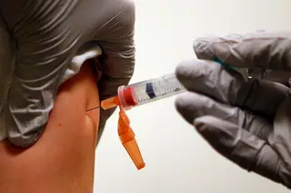 Singapura anuncia que vai começar a testar vacina contra a Covid-19 em humanos