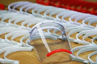 Cientistas solidários fazem viseiras contra o coronavírus em Braga