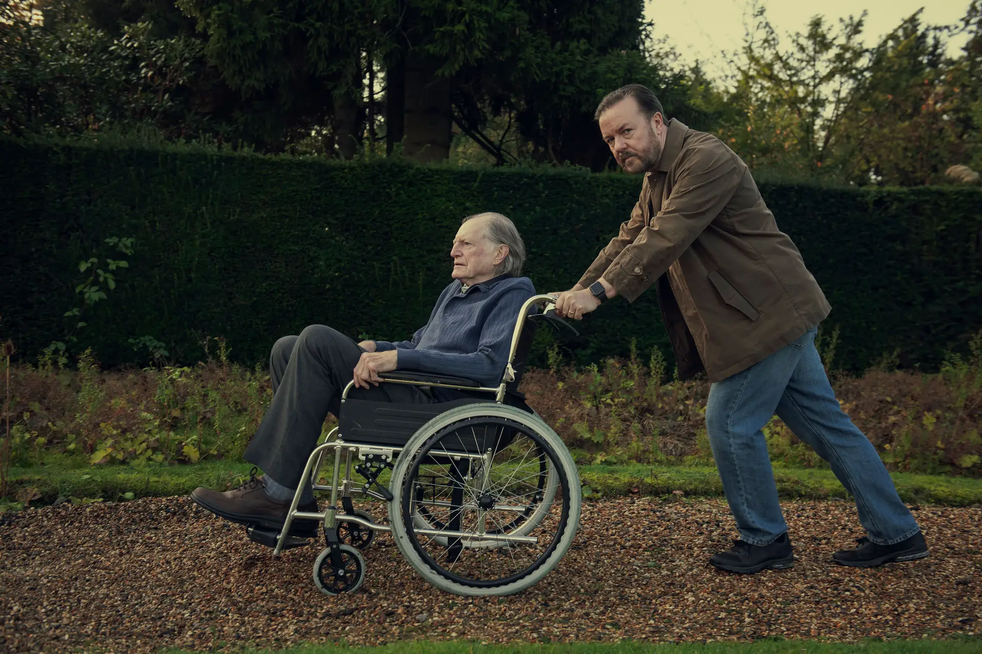 Ricky Gervais com David Bradley numa cena de "After Life"
